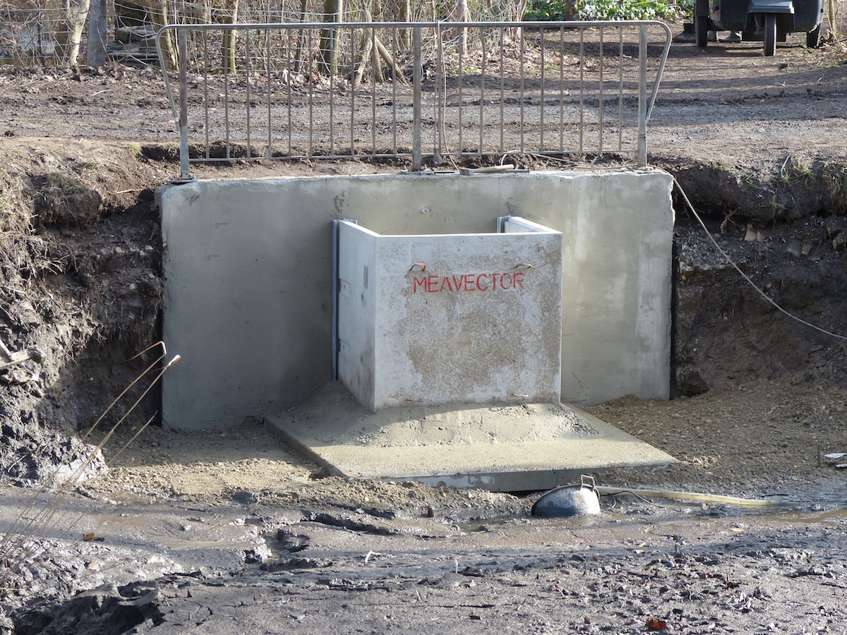 Neues Überlaufbauwerk steht